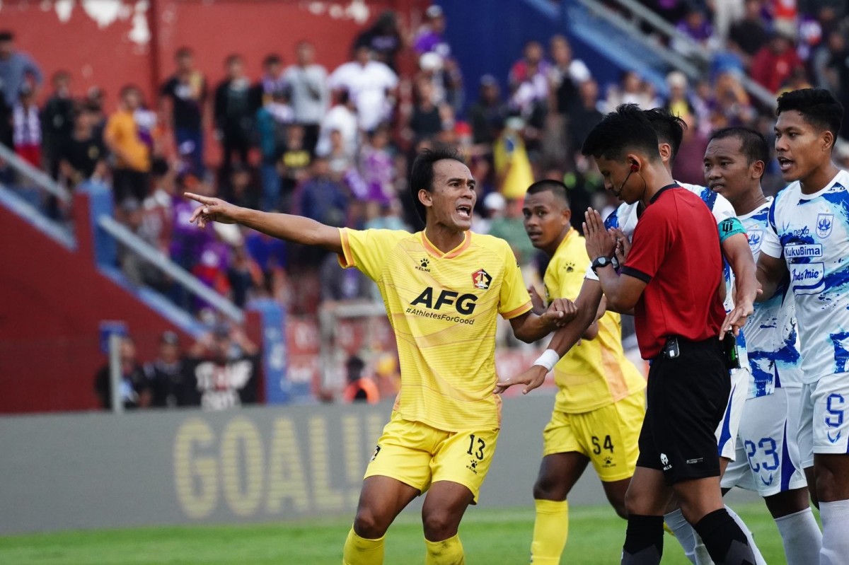 Pemain Persik Kediri memprotes wasit Ryan Nanda. (Foto: Persik Kediri for jatimnow.com)
