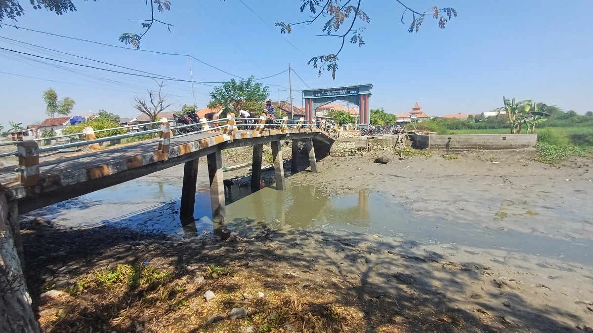 Kali Dinoyo di aliran Sungai Bengawan Jero Lamongan surut imbas puncak musim kemarai. (Foto : Adyad Ammy Iffansah/jatimnow.com)