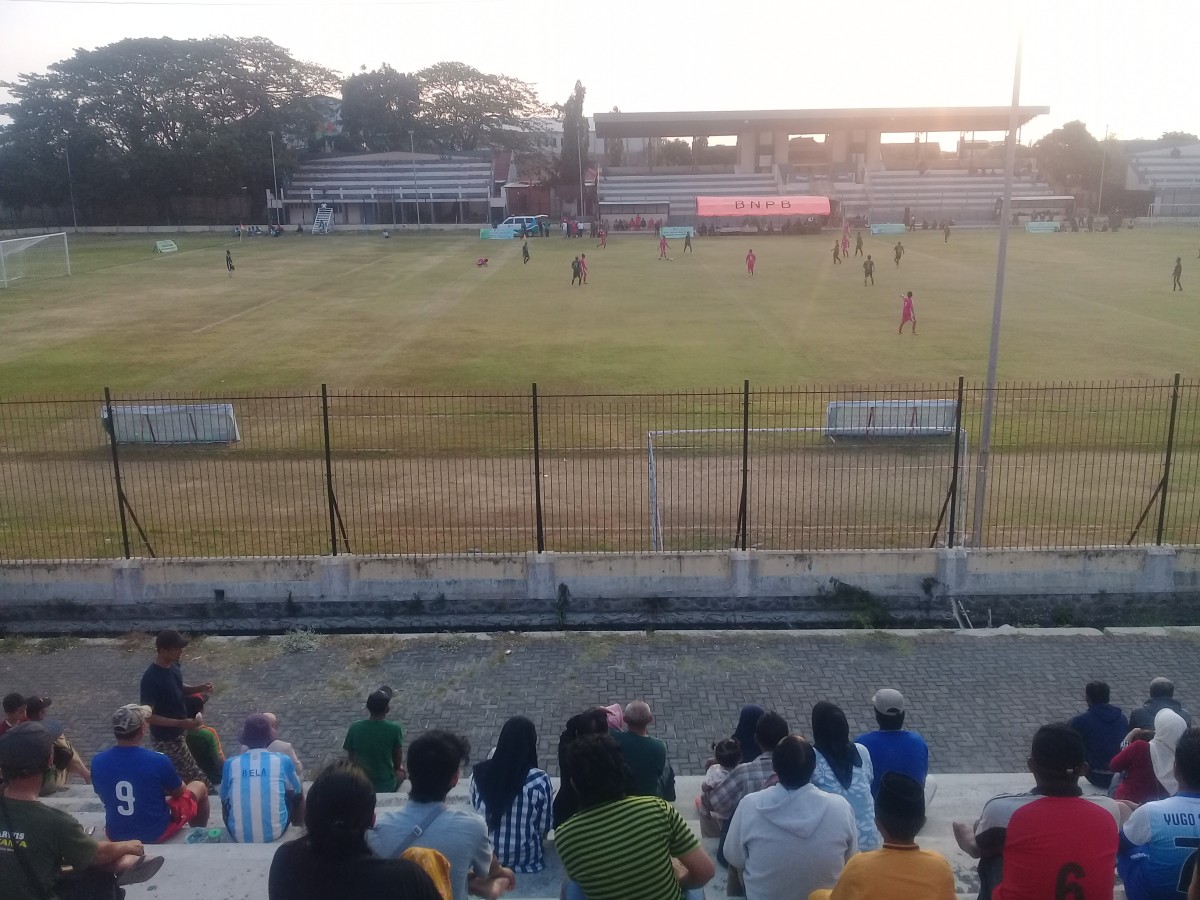 Pertandingan sepak bola Wirobarang lawan Kanigaran. (Foto: Mahfud Hidayatullah/jatimnow.com)