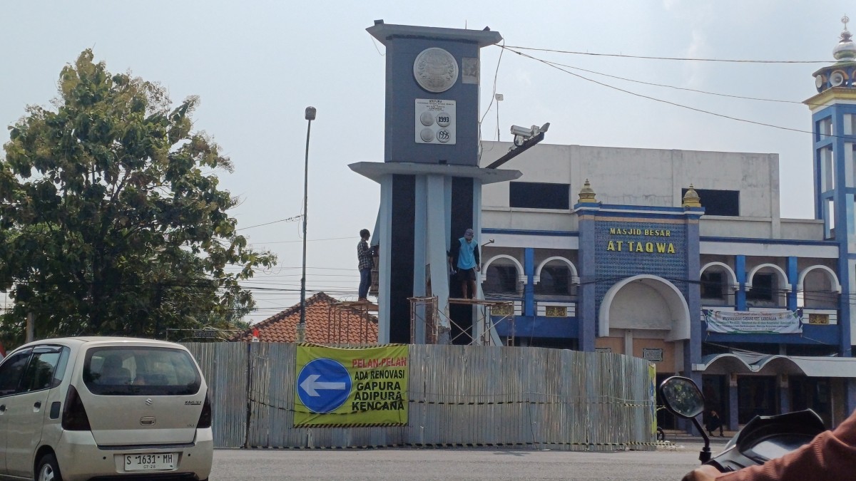 Tugu Adipura Lamongan saat mendapat sentuhan renovasi. (Foto : Adyad Ammy Iffansah/jatimnow.com)