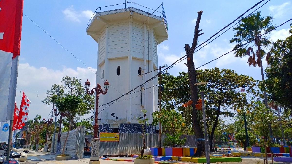 Menara air di Alun-Alun Lamongan yang tampak mendapat sentuhan rehabilitasi. (Foto: Adyad Ammy Iffansah/jatimnow.com)