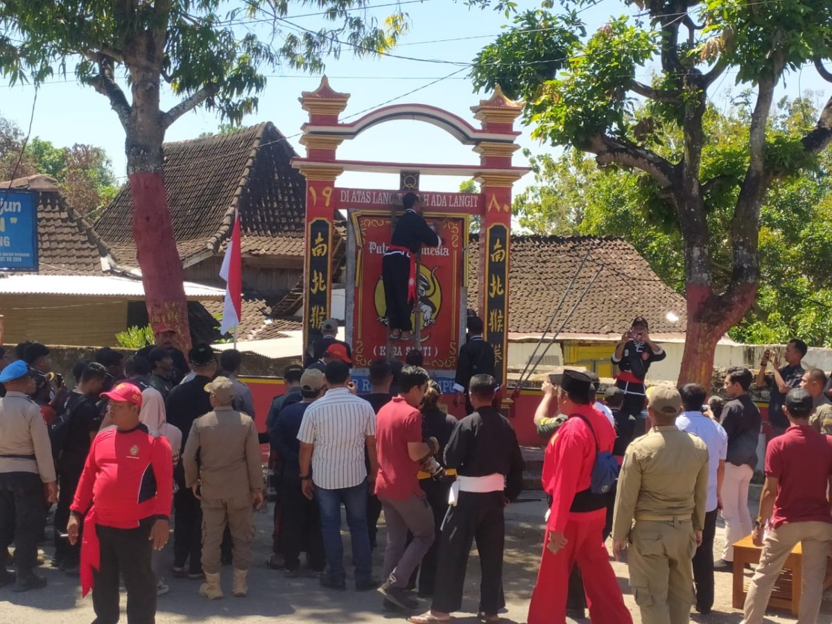 Pembongkaran tugu perguruan silat IKPSI Kera Sakti (Foto: Polres Ponorogo for jatimnow.com)