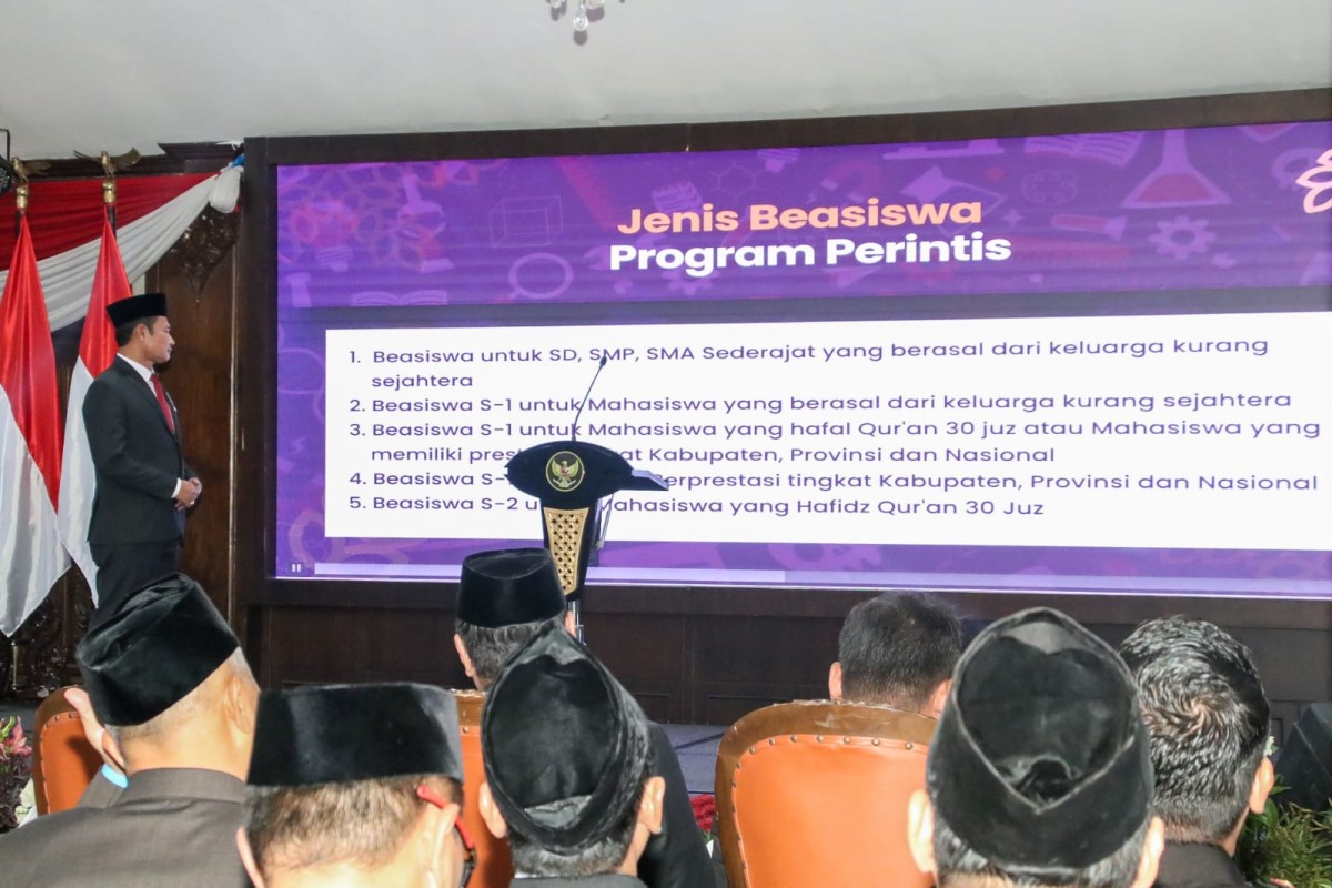 Bupati Lamongan Yuhronur Efendi saat meluncurkan program perintis 2023. (Foto : Adyad Ammy Iffansah/jatimnow.com)