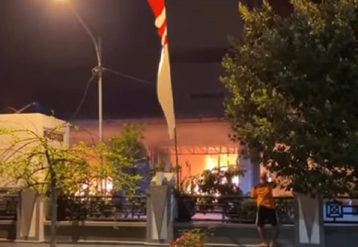 Kebakaran Gedung BBPMP Provinsi Jatim (foto: comand center for jatimnow.com)