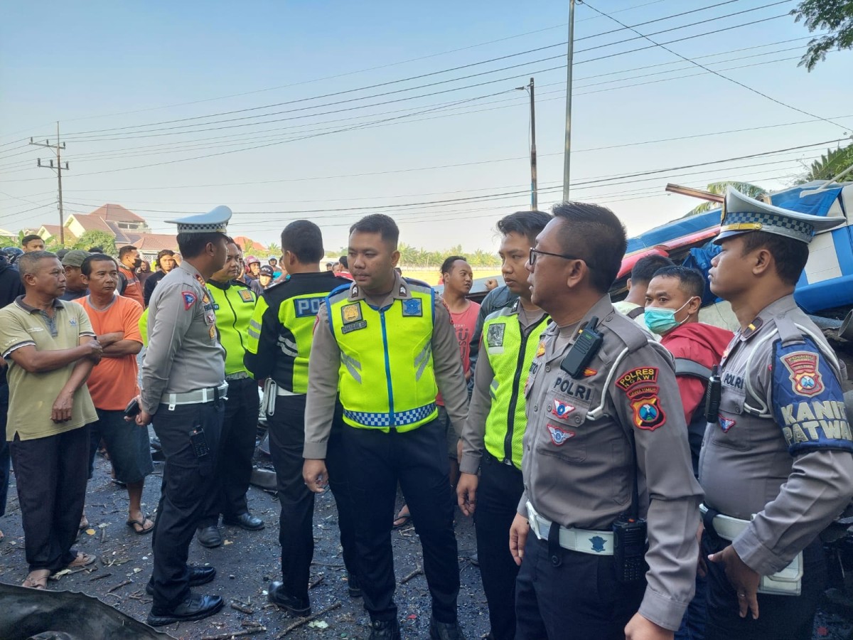 Satlantas Polres Ngawi usai melakukan olah TKP (Foto: Ahmad fauzani/jatimnow.com)