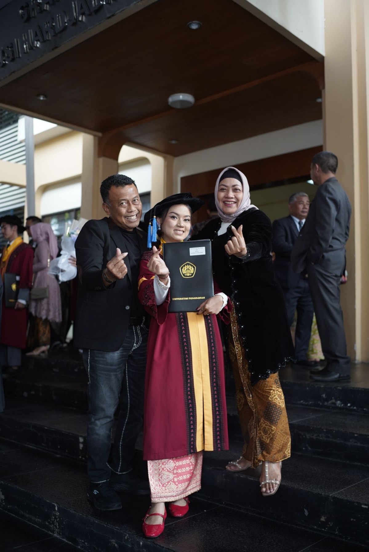Jian Ayune Sundul Langit saat diwisuda (Dok.Bupati Ponorogo for jatimnow.com)