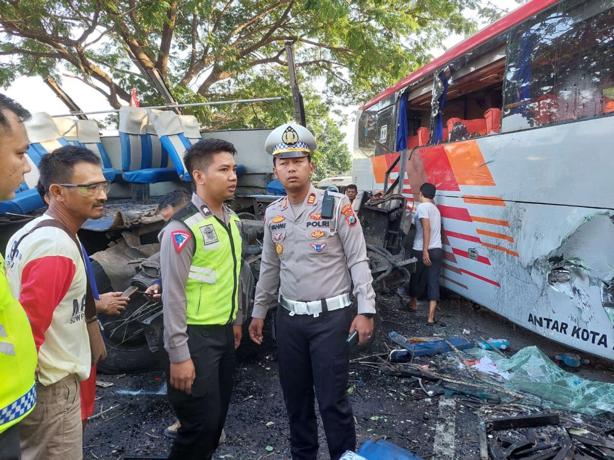 Petugas berada di lokasi kejadian tabrakan Bus Eka vs Sugeng Rahayu. (Foto: Satlantas Polres Ngawi)