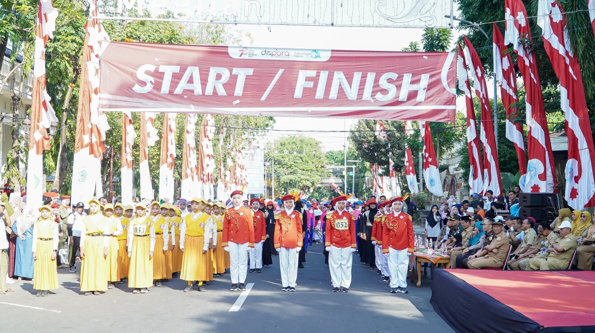 Sesi persiapan pelepasan regu gerak jalan SD/MI se-Kecamatan Lamongan oleh Bupati Yuhronur Efendi. (Foto : Humas Pemkab Lamongan for jatimnow.com)