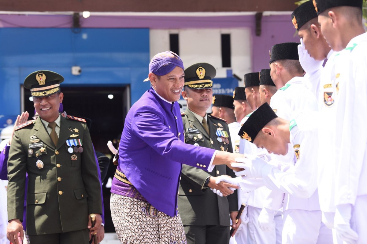 Wali Kota Kediri Abdullah Abu Bakar menyalami Paskibraka usai upacara Kemerdekaan RI. (Foto: Pemkot Kediri for jatimnow.com)