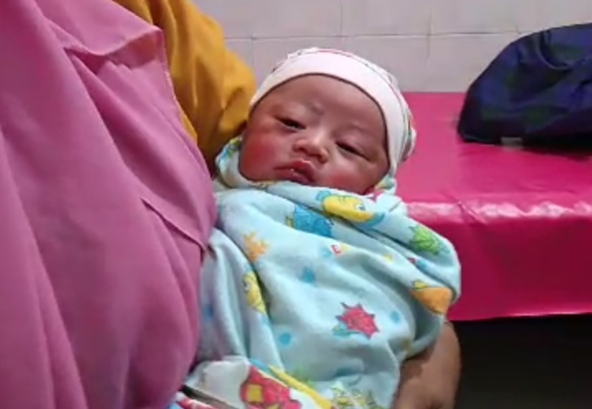 Tangkap layar video amatir warga penampakan bayi usai mendapatkan perawatan oleh Bidan Desa Kadungrejo.