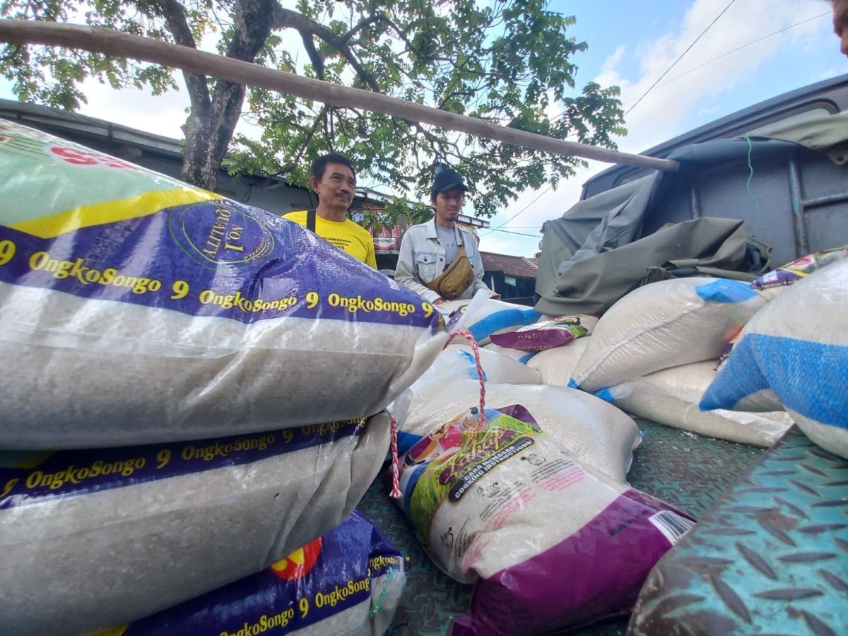 Pedagang beras di Pasar Grosir Ngemplak Tulungagung. (Foto: Bramanta Pamungkas/jatimnow.com)