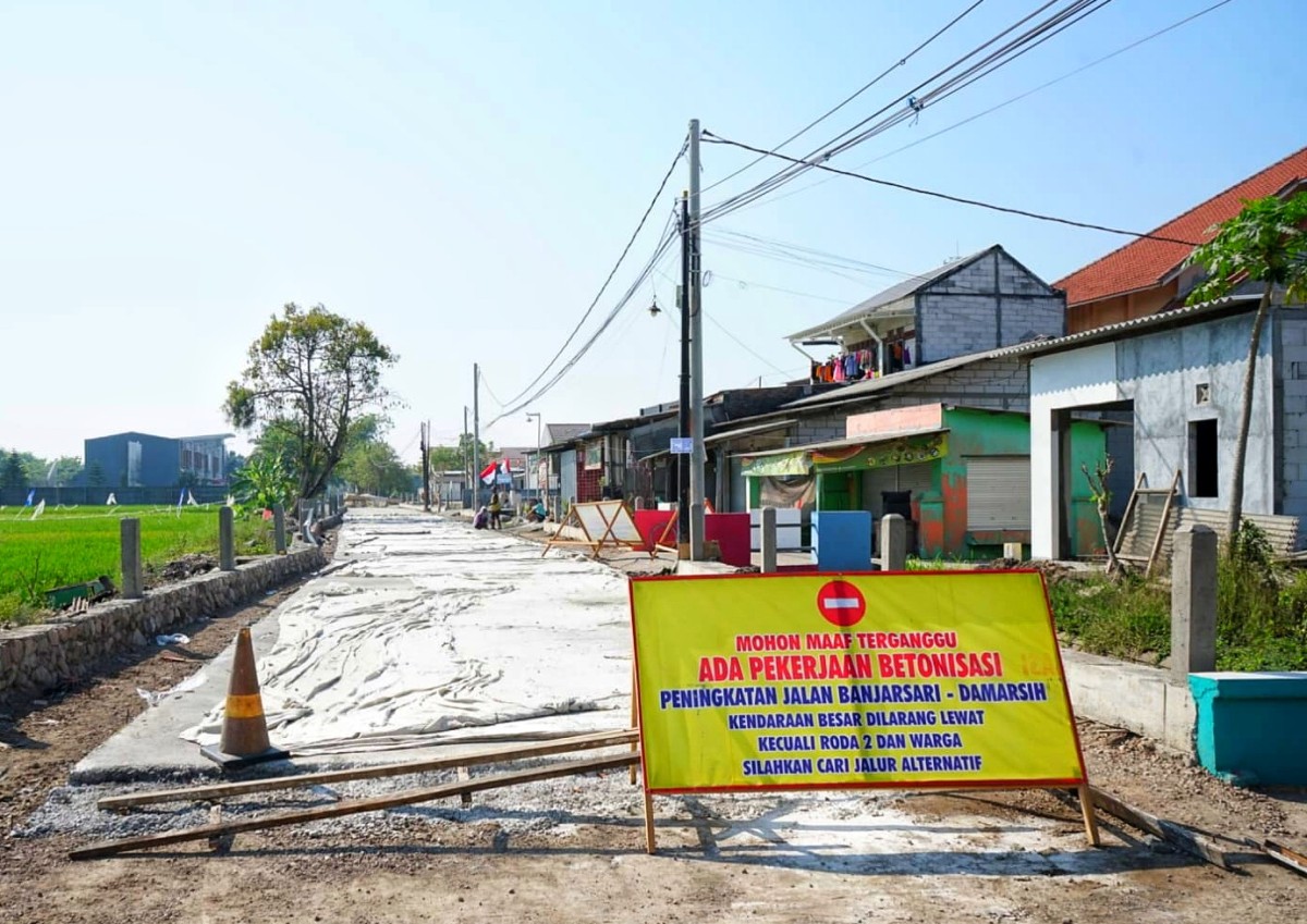 Kondisi proyek betonisasi ruas jalan Desa Banjarsari - Damarsi. (Foto: Irwan for jatimnow.com)