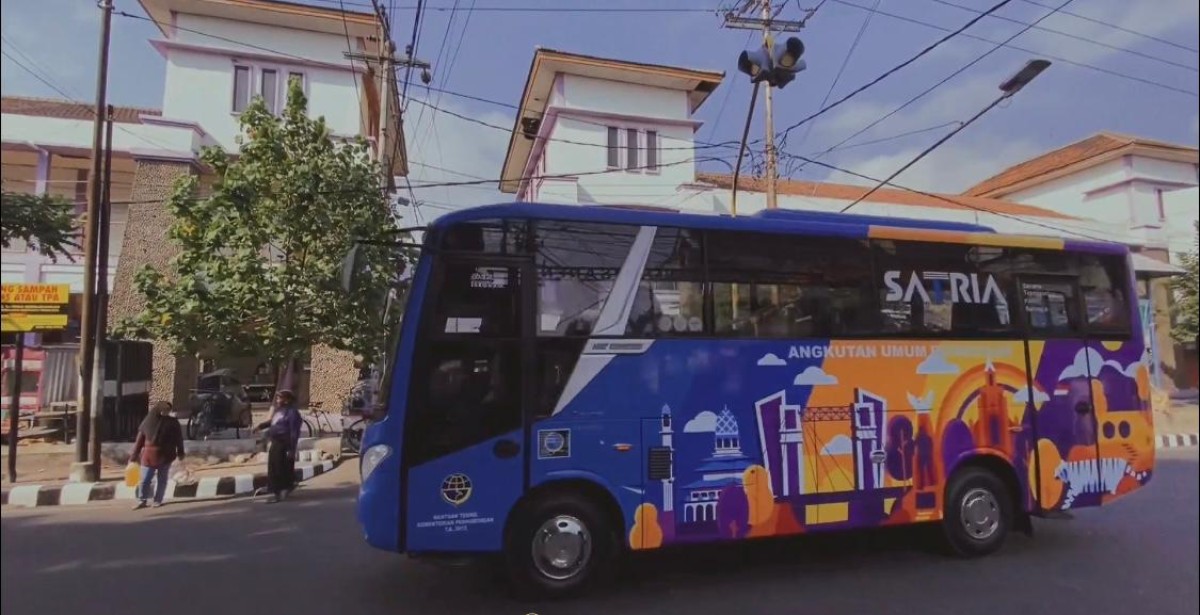 Penampakan Bus Satria saat uji coba melewati rute-rute yang dilalui. (Foto: Pemkot Kediri for jatimnow.com)