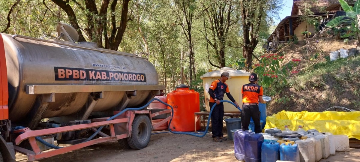 Dropping air oleh BPBD Ponorogo di Desa Duri Kecamatan Slahung. (Foto: BPBD Ponorogo for jatimnow.com)