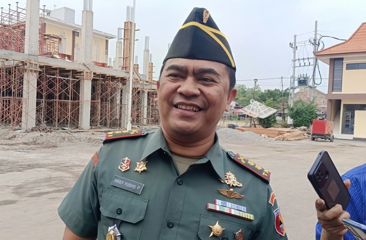 Dandim 0813 Letkol Arm Arif Yudho Purwanto saat di konfirmasi sejumlah awak media di sela agenda kunjungan Kapolda Jawa Timur di Mapolres Bojonegoro. (Foto: Misbahul Munir/jatimnow.com)