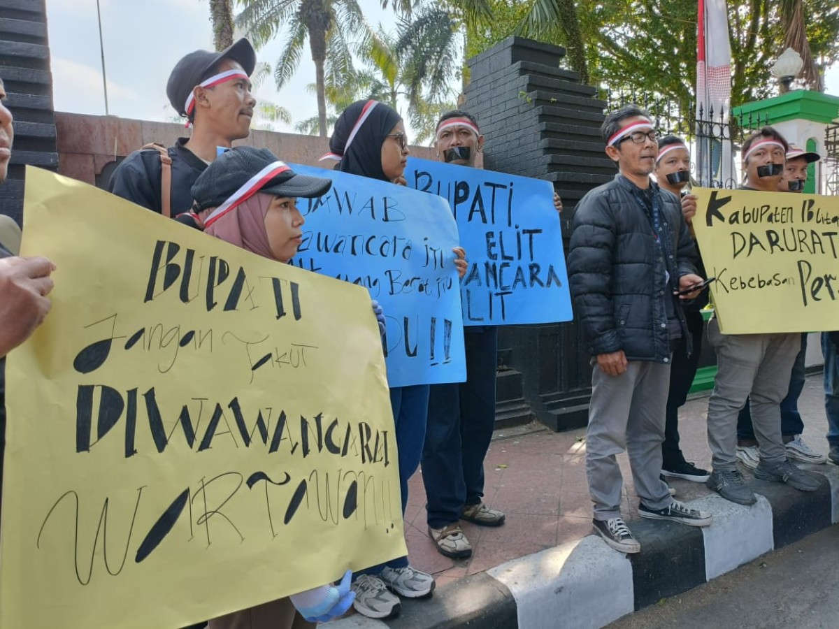 Jurnalis Blitar Raya saat melakukan aksi. (Foto: Bramanta Pamungkas/jatimnow.com)