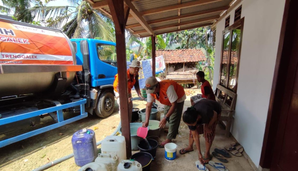 BPBD Trenggalek saat mengirim air bersih dan membuat penampungan air bersih. (Foto: Dok. BPBD Trenggalek)