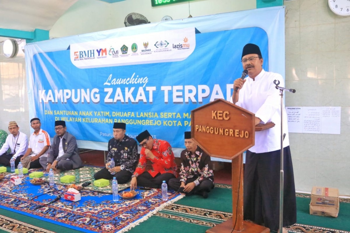 Gus Ipul saat melaunching Kampung Zakat dan memberikan santunan untuk anak yatim, dhuaffa, lansia dan marbot masjid. (Foto: Humas Pemkot Pasuruan for jatimnow.com)
