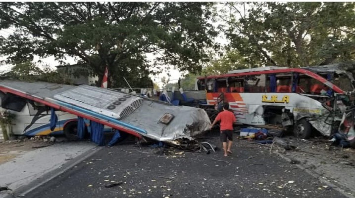 Kecelakan tragis antara bus Eka dan Sugeng Rahayu terjadi di Ngawi, Kamis (31/8/2023) pagi. (Foto: Info Cegatan Ngawi)