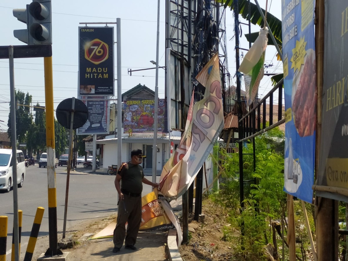 Satpol pp Ponorogo melakukn razia reklame (Sony for jatimnow.com)