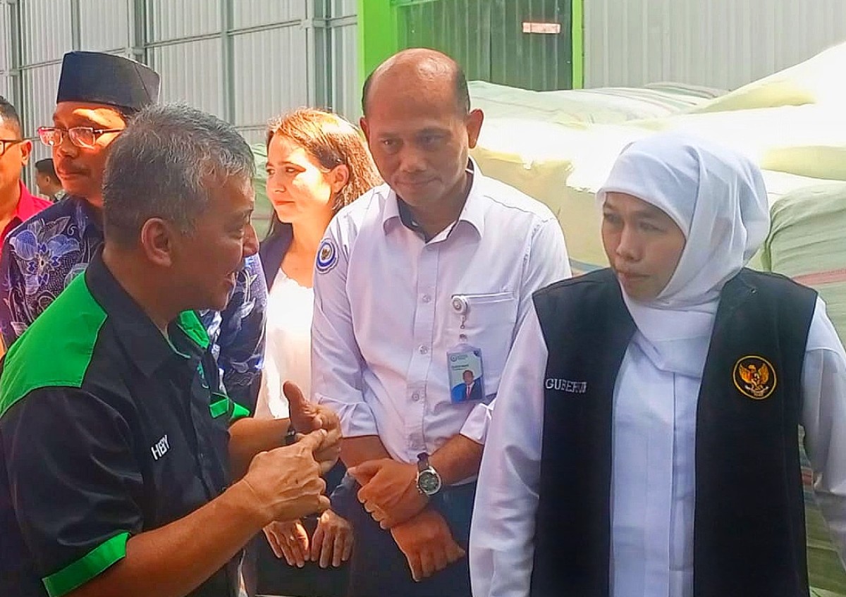 Gubernur Jawa Timur Khofifah Indar Parawansa melepas ekspor perdana rumput laut jenis Gracilaria Sp 15 ton ke Australia (Foto: Ahaddiini HM/jatimnow.com)