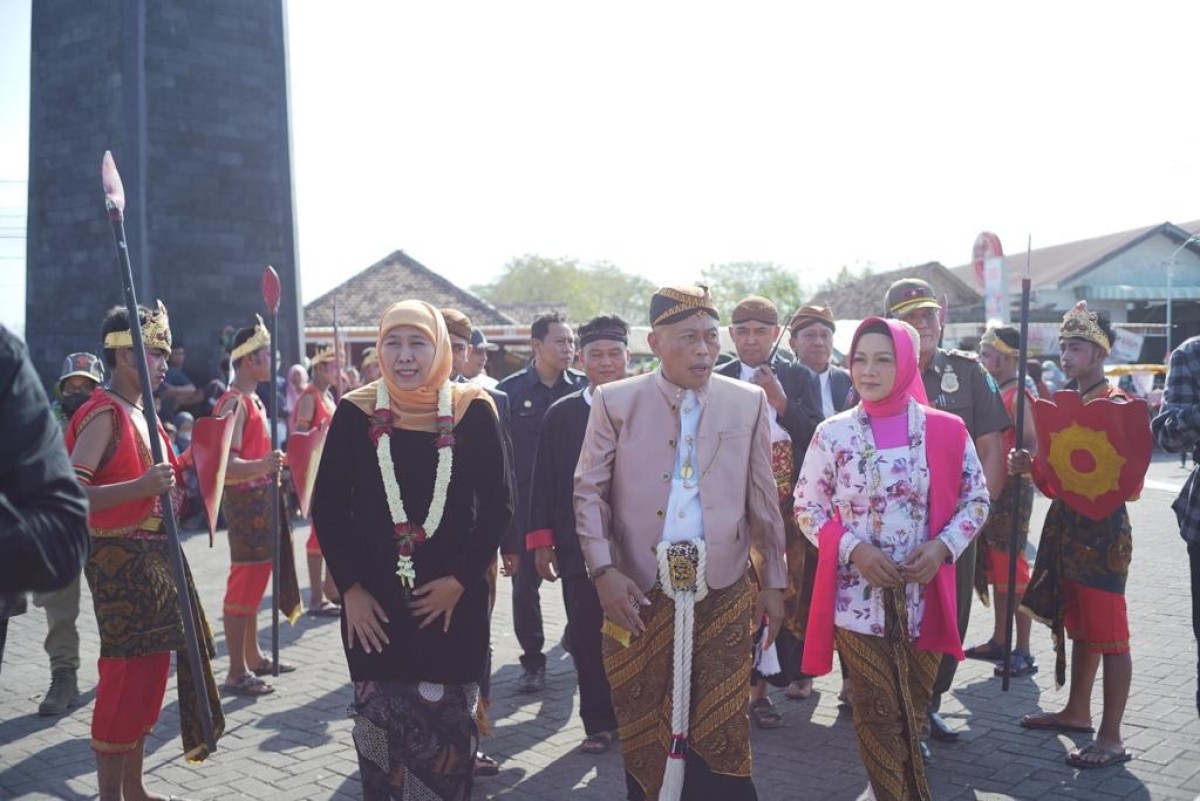 Gubernur Jatim Khofifah bersama Bupati Ponorogo Sugiri Sancoko saat datang di Bantarangin Ponorogo. (Foto: Pemkab Ponorogo/jatimnow.com)