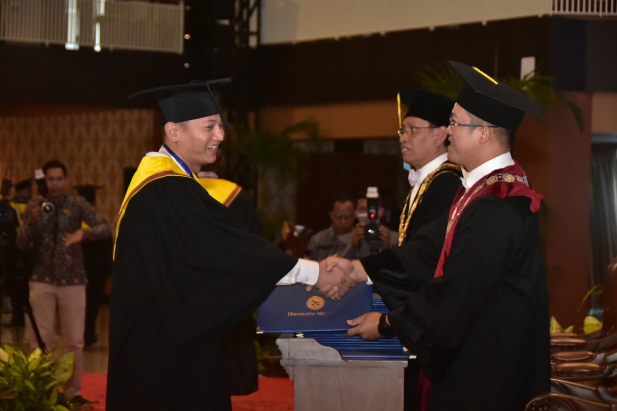 Bupati Trenggalek Mochamad Nur Arifin saat menjalani wisuda. (Dok Prokopim Trenggalek for jatimnow.com)