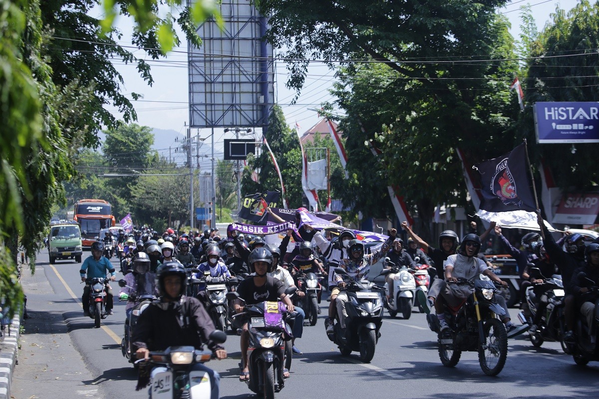 Raih 4 Poin di Laga Away, Persik Mania Serukan Yel-Yel dan Nyanyikan Lagu Akhir Laga