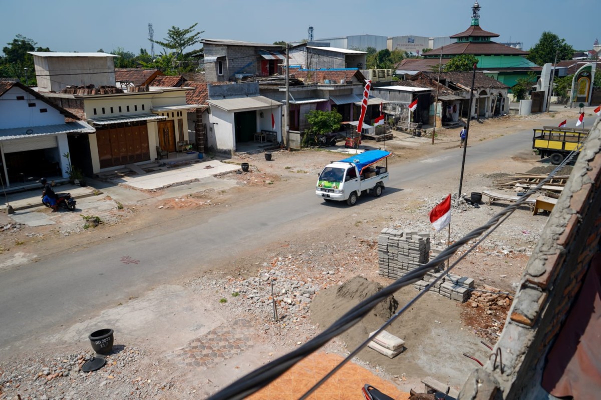Sasaran pelebaran jalan menuju Jembatan Jongbiru. (Foto: Humas Pemkab Kediri for jatimnow.com)
