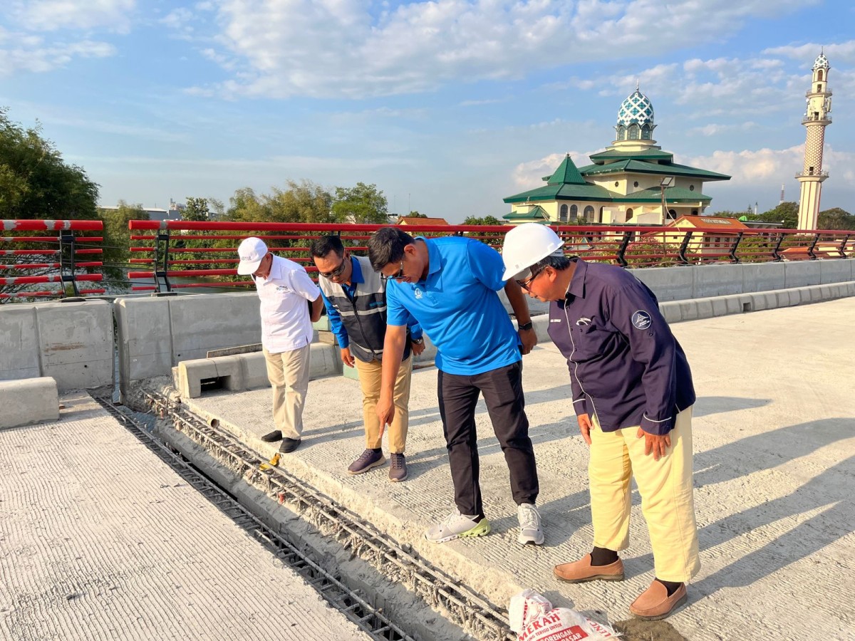 Mas Abu dan tim proyek melihat expansion joint di Jembatan Bandar Ngalim. (Foto: Pemkot Kediri/jatimnow.com)
