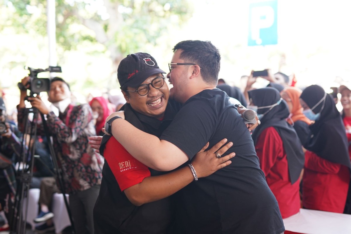 Mas Dhito berpelukan dengan Afandi usai lomba. (Foto: Humas Pemkab Kediri/jatimnow.com)