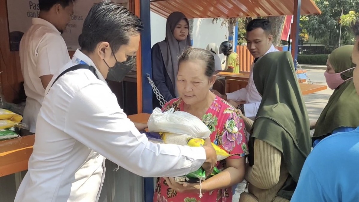 Suasana pasar murah Bulog Kediri. (Foto: Yanuar Dedy/jatimnow.com)