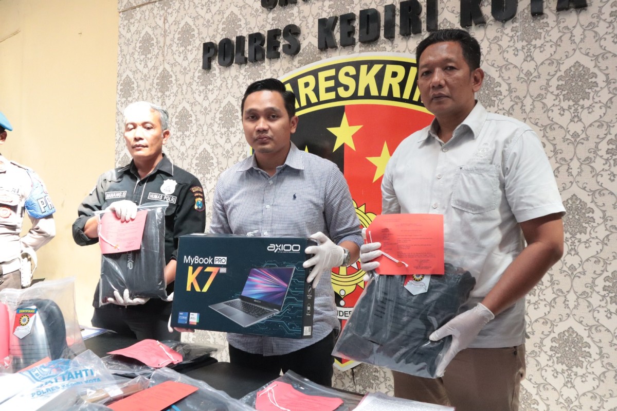 Polisi menunjukkan barang bukti kejahatan di Kantor Pemkot Kediri. (Foto: Humas Polres Kediri Kota for jatimnow.com)