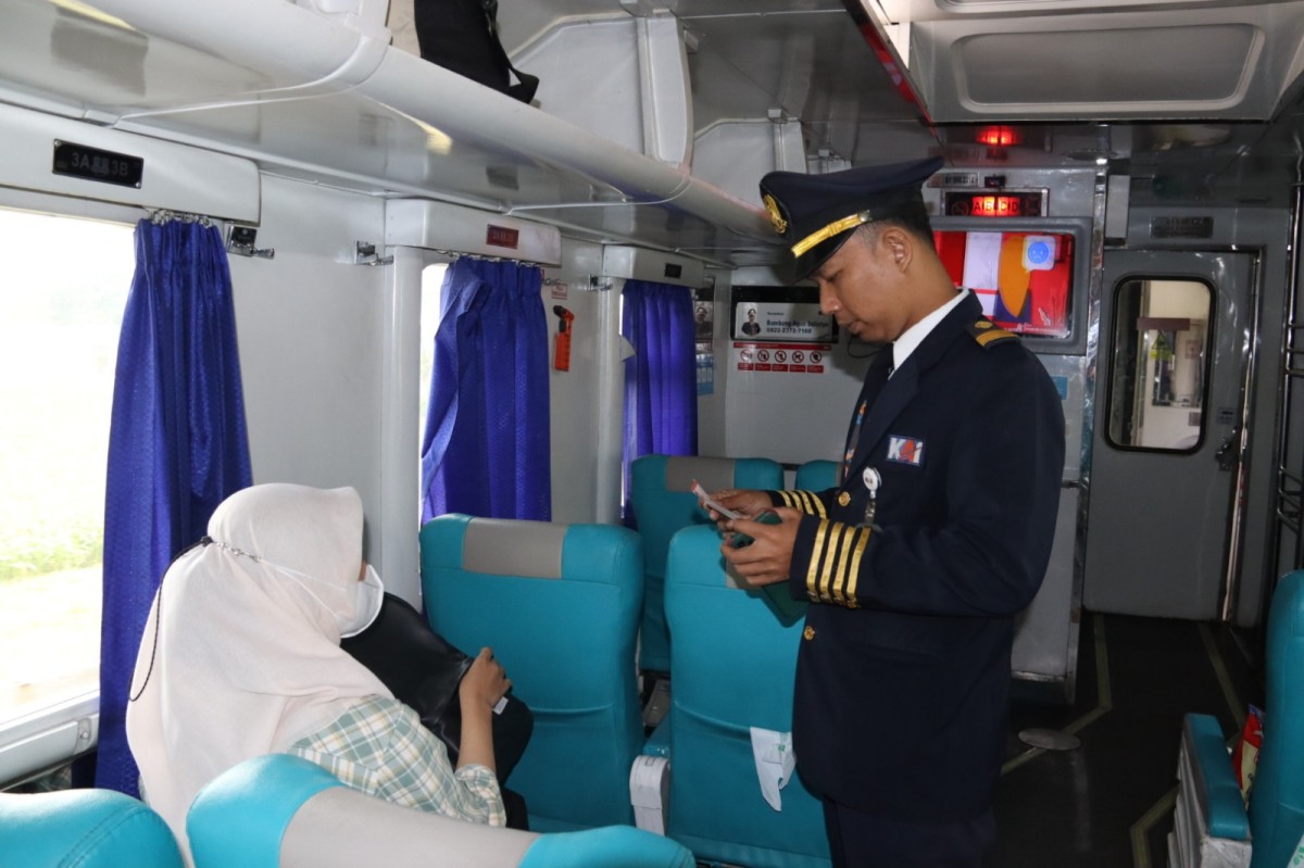 Ilustrasi pemeriksaan tiket oleh kondektur kereta api. (Foto: Humas Daop 7 Madiun for jatimnow.com)
