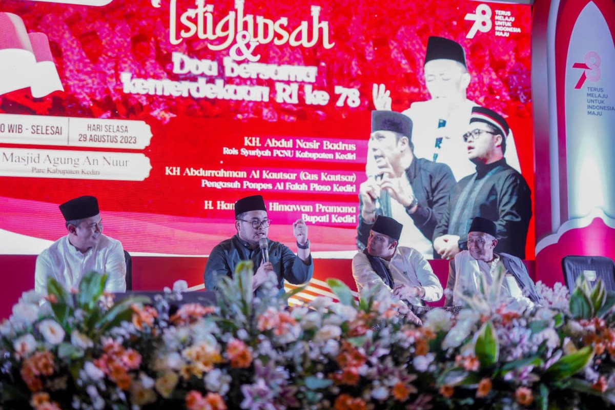 Mas Dhito dalam acara Istighosah dan Doa Bersama Kemerdekaan RI ke-78 di Masjid An Nuur. (Foto: Humas Pemkab Kediri for jatimnow.com)