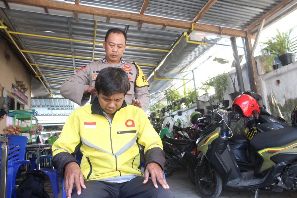 Terapi Energi Polisi RW  Aiptu Ony Kristiyan Bantu Sembuhkan Warga Sakit di Kediri