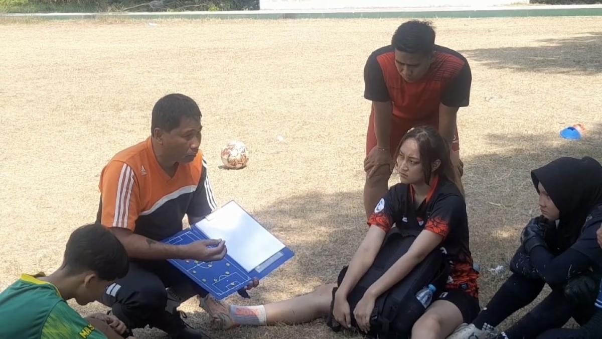 Pelatih memberikan arahan dalam latihan rutin tim sepak bola putri Kota Kediri. (Foto: Yanuar Dedy/jatimnow.com)