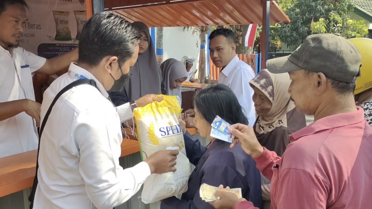 Penjualan beras SPHP Bulog Kediri. (Foto: Yanuar Dedy/jatimnow.com)