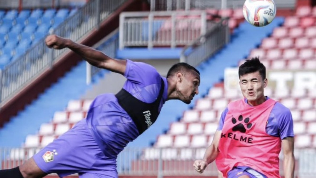 Hary Nasution (kanan) berduel dengan Rohit Chand dalam latihan bersama Persik Kediri. (Foto: Persik Kediri/jatimnow.com)