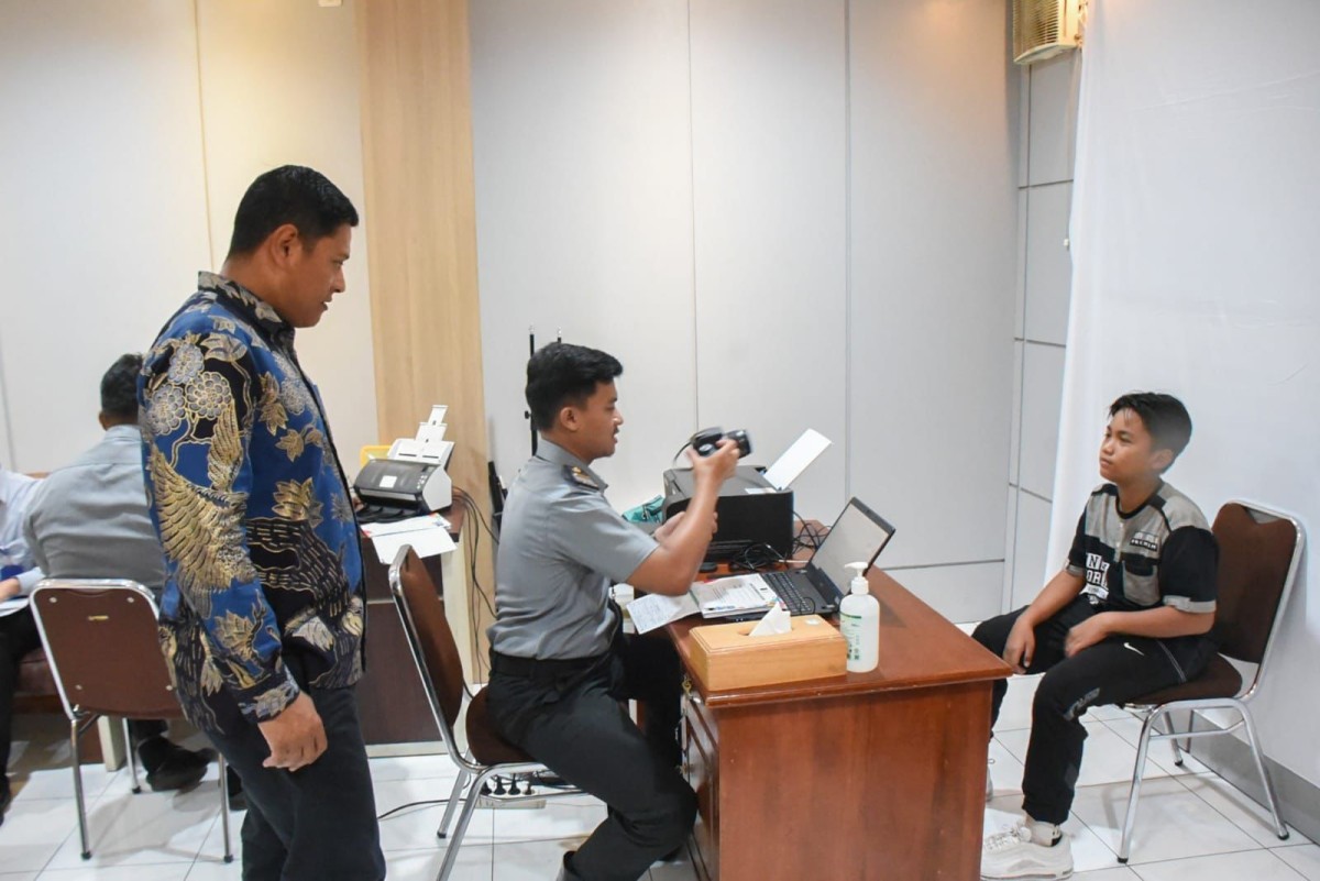 Pengurusan paspor dari tim SSB PSB Kota Kediri. (Foto: Pemkot Kediri/jatimnow.com)