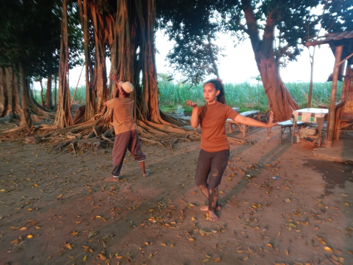 Sukardi dan Ratungga Ayu Trisnasari berlatih sebelum tampil di MAP Festival. (Foto: Bangsal JE for jatimnow.com)
