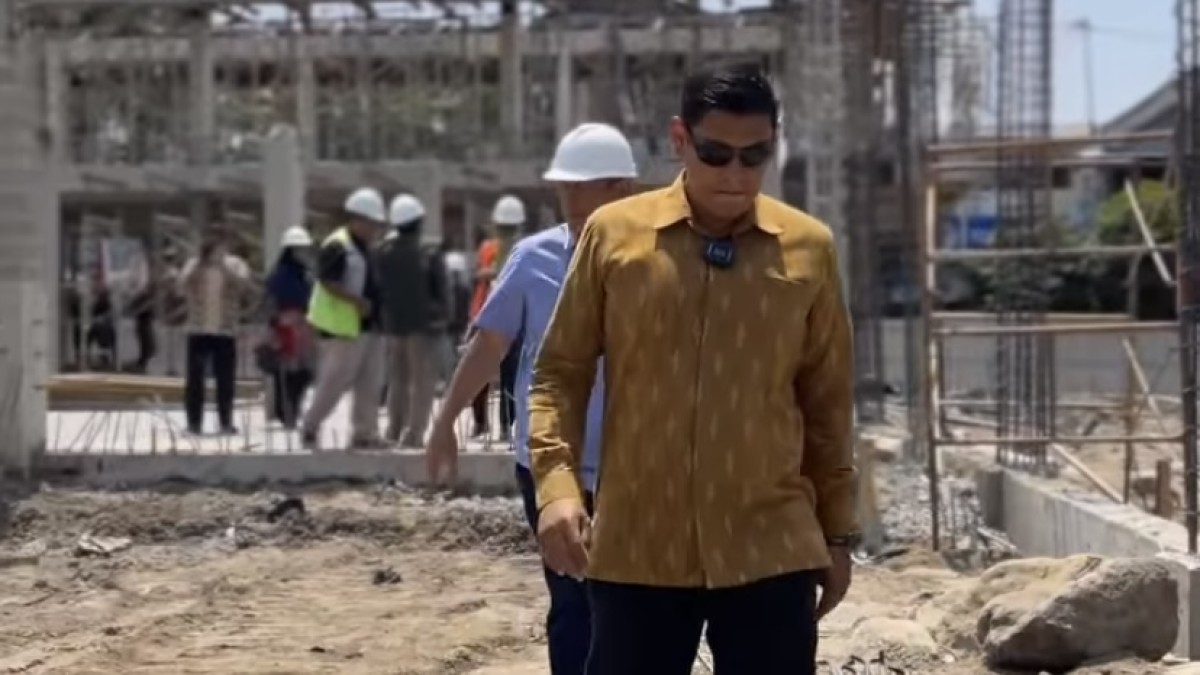 Tangkapan layar saat Wali Kota Kediri Abdullah Abu Bakar meninjau pembangunan Alun-Alun Kota Kediri. (Foto: Instagram @abdullah_abe)