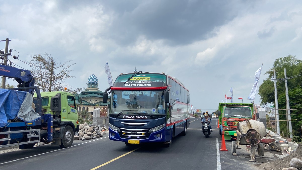 Bus Pelita Jaya jurusan Trenggalek-Surabaya melintas di Jembatan Alun-alun Bandar. (Foto: Yanuar Dedy/jatimnow.com)