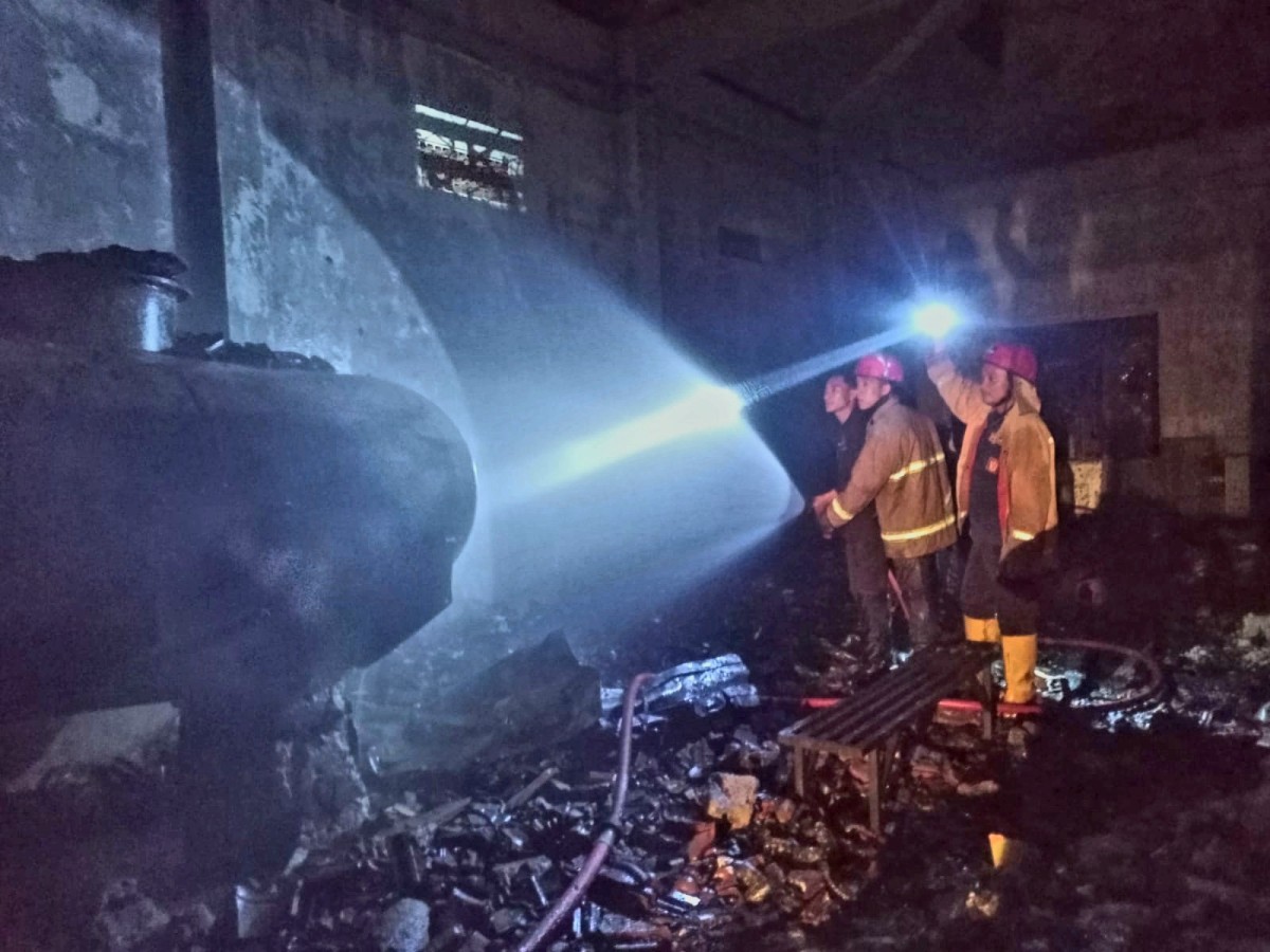 Petugas pemadam kebakaran Lamongan saat melakukan penyisiran lokasi terjadinya kebakaran ruko beberapa waktu yang lalu. (Foto : Adyad Ammy Iffansah/jatimnow.com)