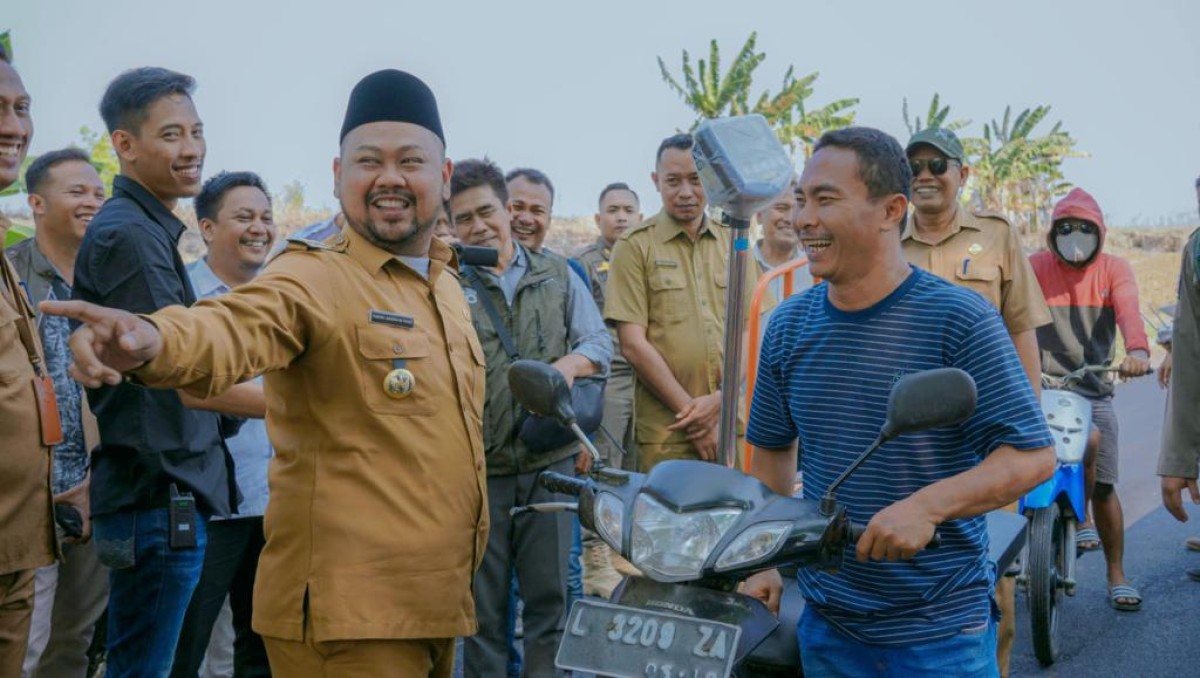Gus Yani menyapa warga di lokasi perbaikan akses jalan poros Desa Setro - Pengalangan Menganti. (Foto-foto: Pemkab Gresik/jatimnow.com)
