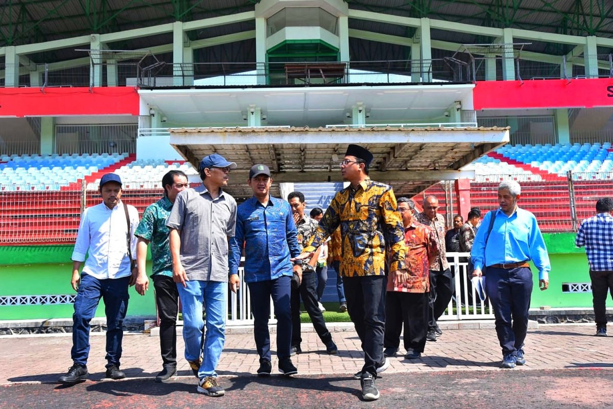 Bupati Sidoarjo saat mendampingi tim survey Kementerian PUPR saat mendatangi Stadion Delta Sidoarjo. (Foto: Kominfo Sidoarjo for jatimnow.com)