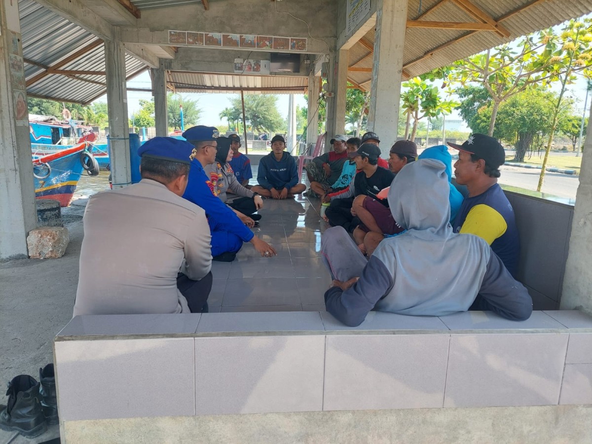 Jumat Curhat Polairud Polres Lamongan bersamaan nelayan Brondong. (Foto : Humas Polres Lamongan for jatimnow.com)