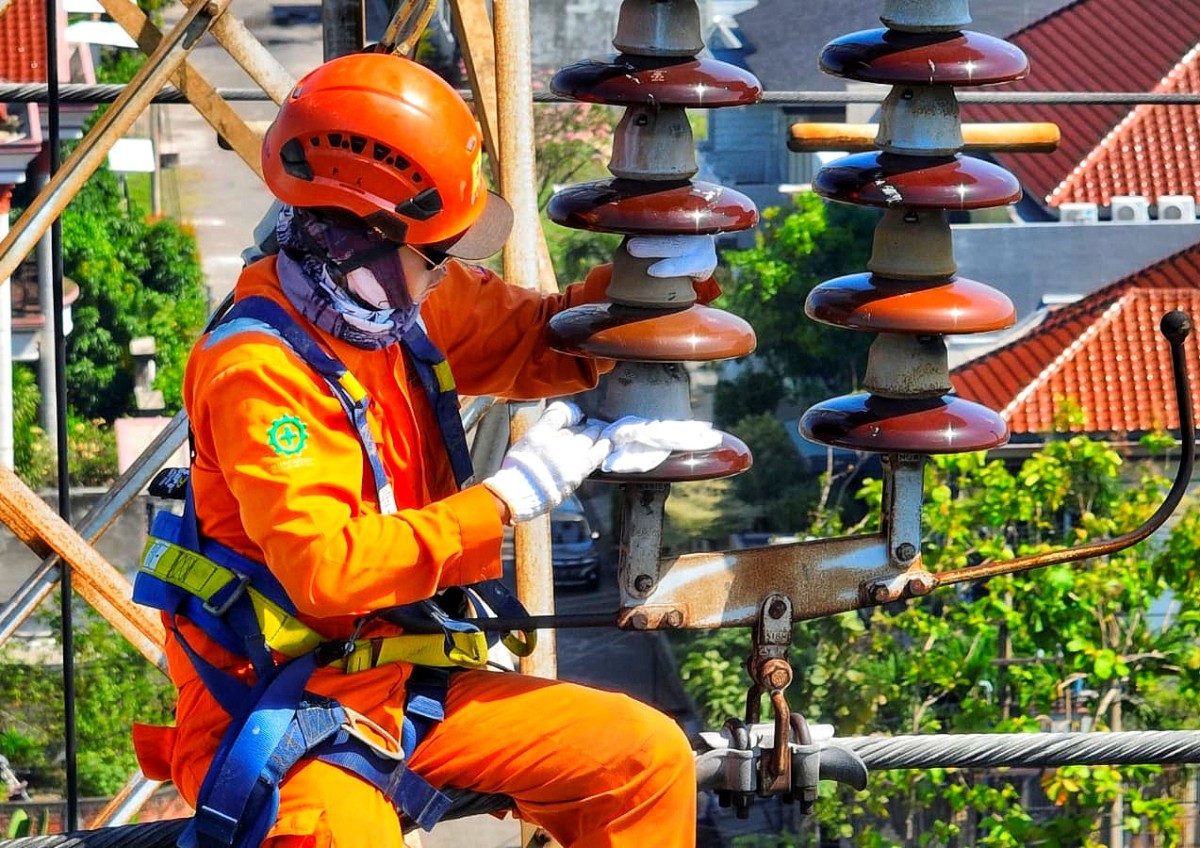 PLN Bersihkan 1.188 Keping Isolator Jaringan SUTT 150 kV di Sidoarjo