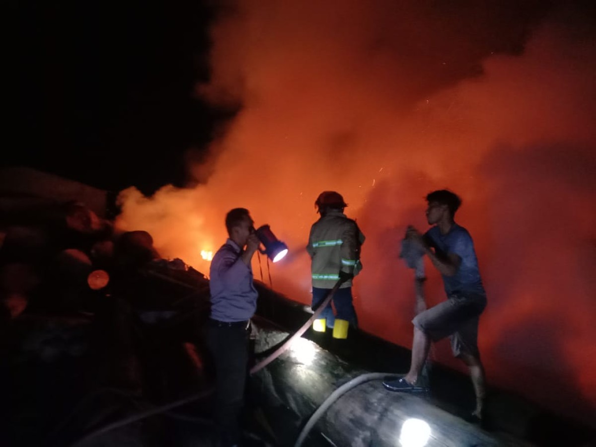 Sejumlah petugas kebakaran mencoba melokalisir api ketika pabrik triplek di Kedungpring, Lamongan terbakar. (Foto: Damkar Lamongan for jatimnow.com)