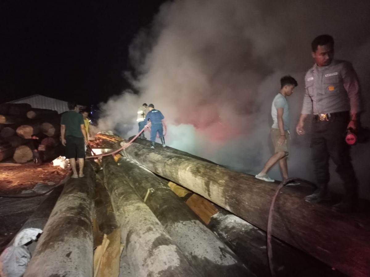 Proses pemadaman pabrik triplek di Kedungpring Lamongan, Sabtu (5/8/2023) kemarin. (Foto : Damkar Lamongan for jatimnow.com)  Sumber: jatimnow.com https://jatimnow.com/baca-60557-kebakaran-pabrik-triplek-di-lamongan-diduga-dipicu-limbah-kayu